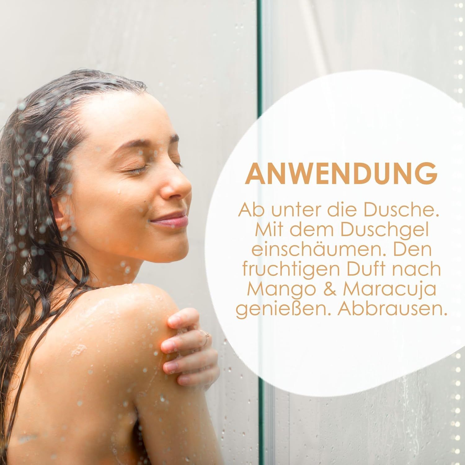 Vrouw onder de douche. Tekst: Toepassing. Inzepen met de douchegel. Geniet van de fruitige geur van mango en passievrucht. Afspoelen.
