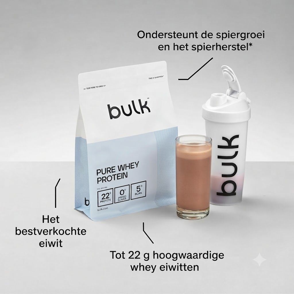 Verpakking Bulk Pure Whey Protein, een glas eiwitshake en een shaker.