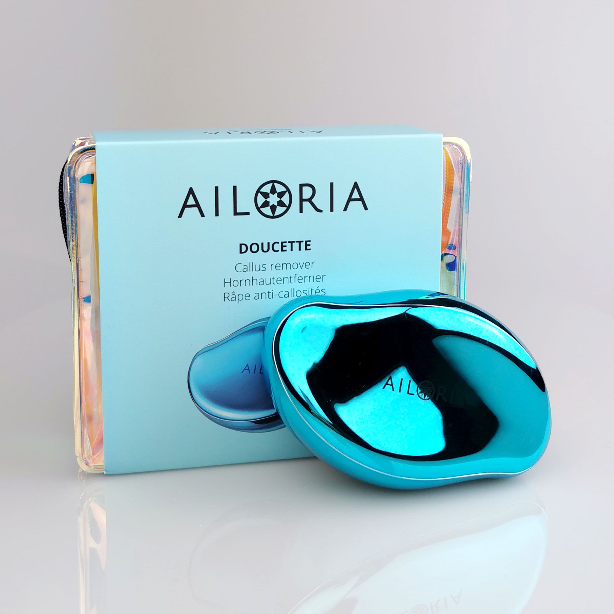 Productverpakking met blauw voetverzorgingsapparaat. Tekst: AILORIA DOUCETTE, Callus remover.
