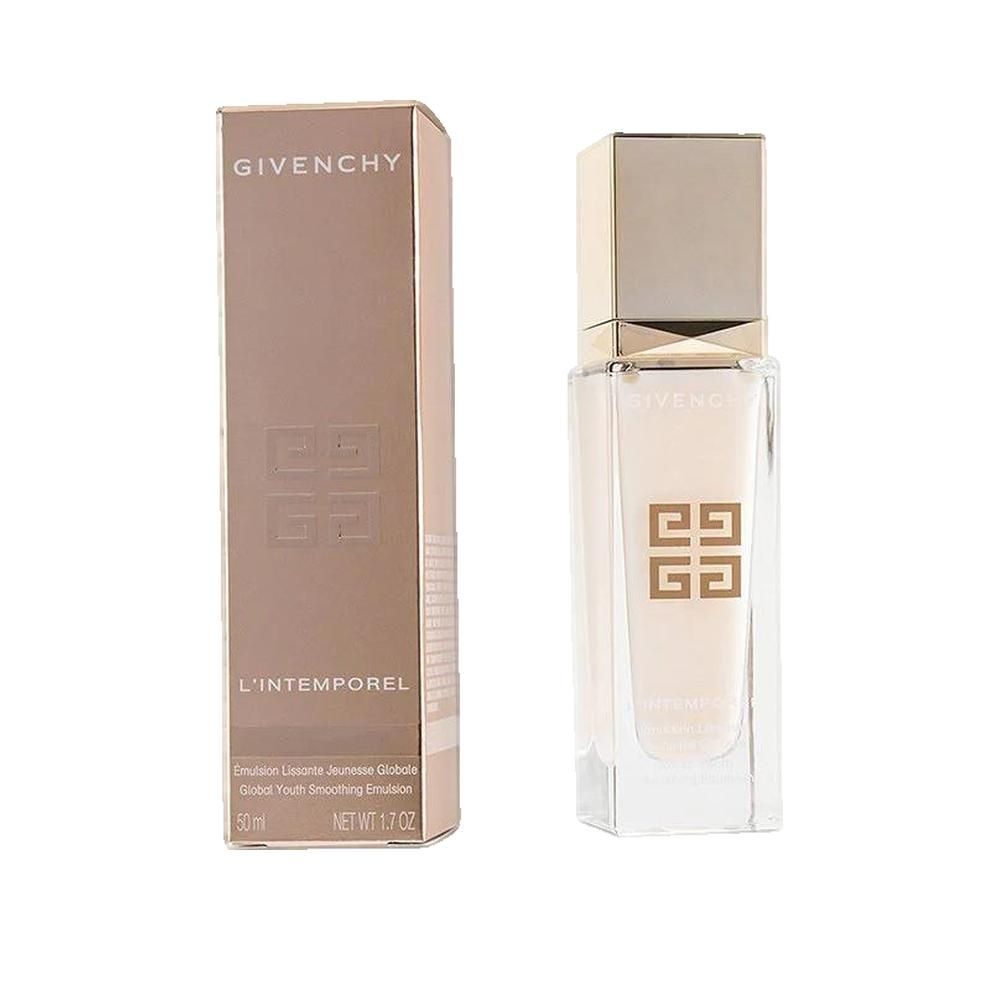 Glazen flesje met gouden dop en doos. Opschrift Givenchy en logo. Rechthoekige vorm, crème-achtige inhoud.