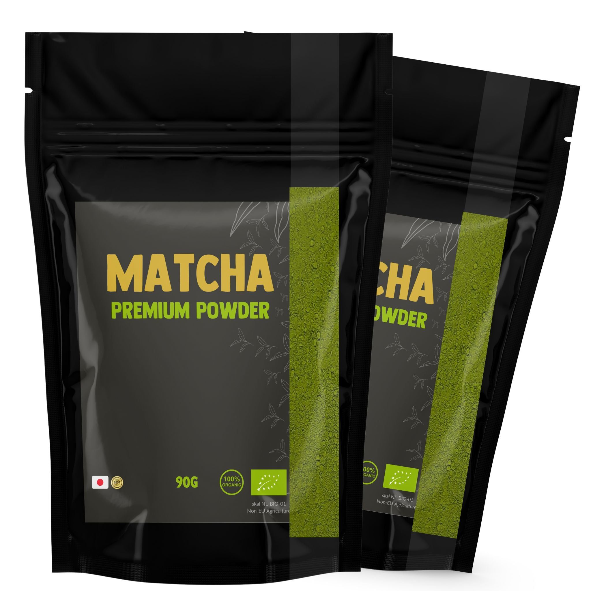 Twee zwarte zakken met matcha poeder. Opschrift: Matcha Premium Powder. 90g. Biokeurmerk.