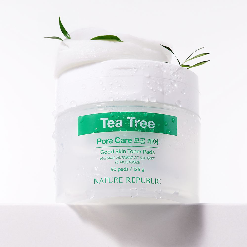 Pot blanc avec étiquette verte. Inscription: Tea Tree, Pore Care, Good Skin Toner Pads. Marque: NATURE REPUBLIC. Effet eau.
