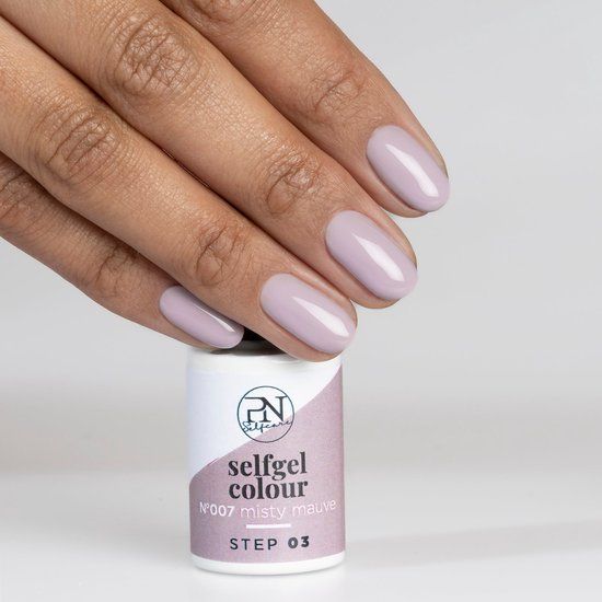 Main avec ongles vernis Misty Mauve. En dessous, flacon avec informations produit.