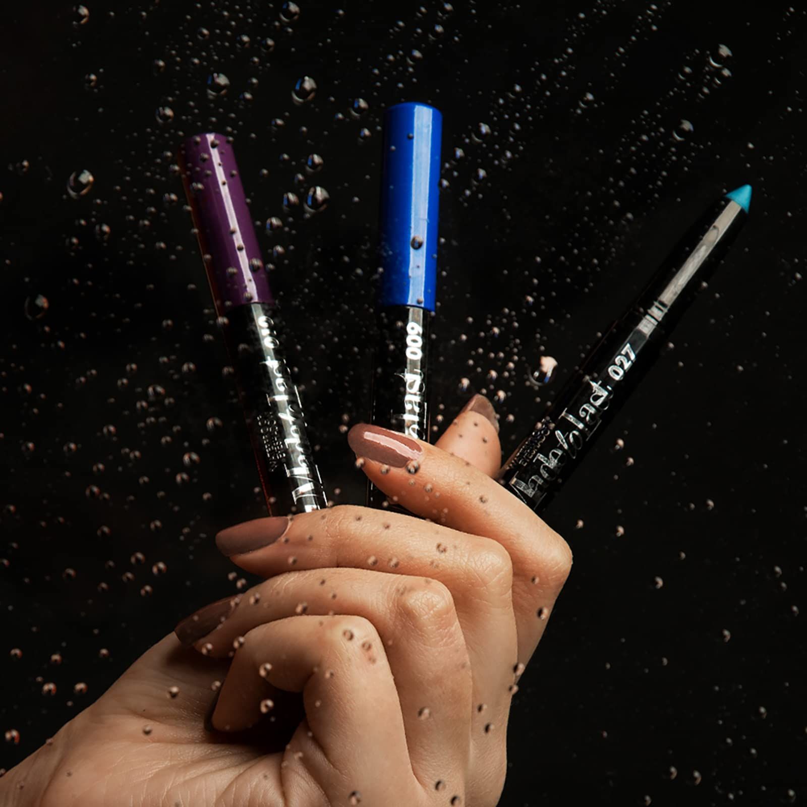 Drie oogschaduwstiften. Paars, blauw en lichtblauw. Pupa Milano Made To Last Waterproof. Op een hand.