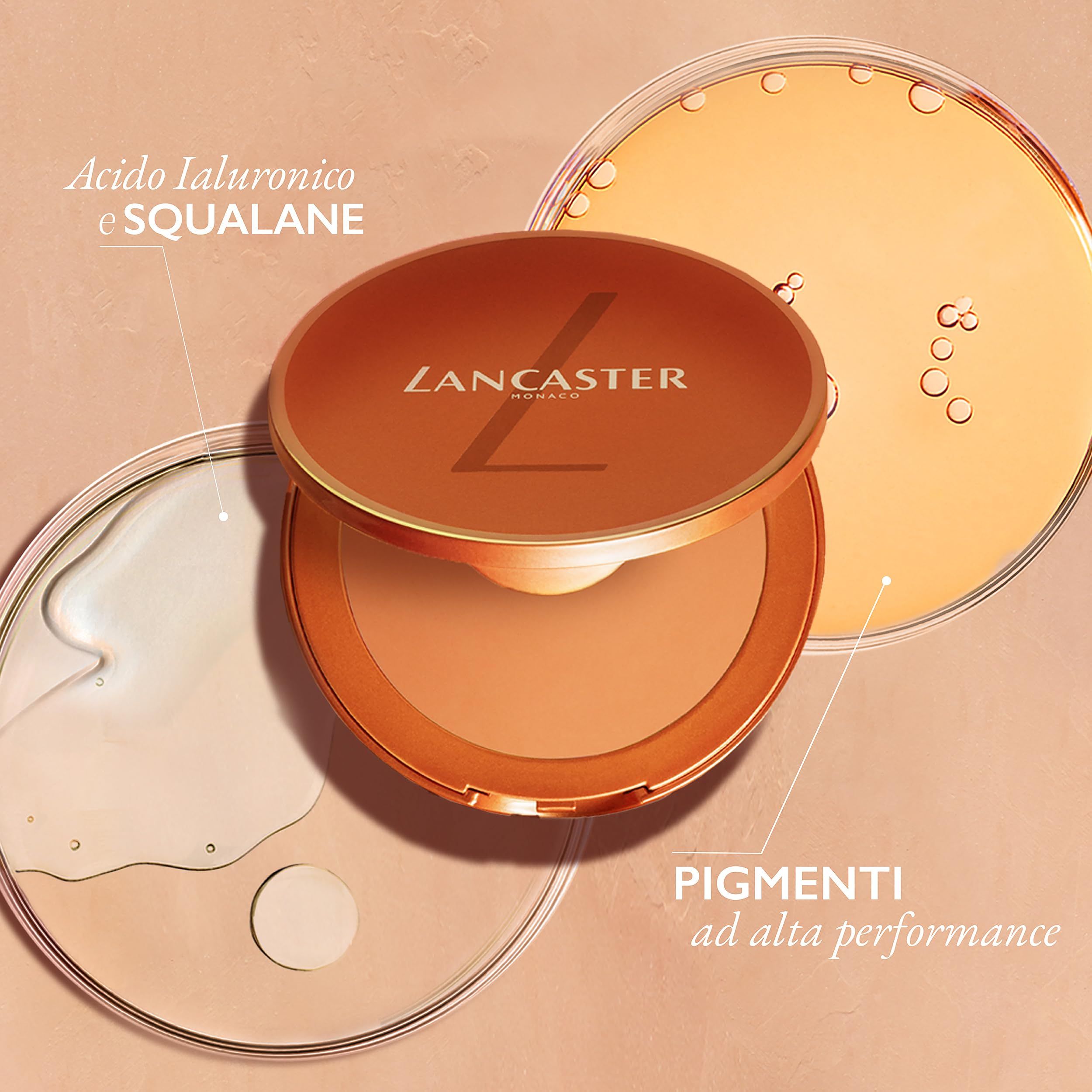 Lancaster compact foundation in bronzen doosje met open deksel. Naast petrischalen met vloeistoffen en tekst.