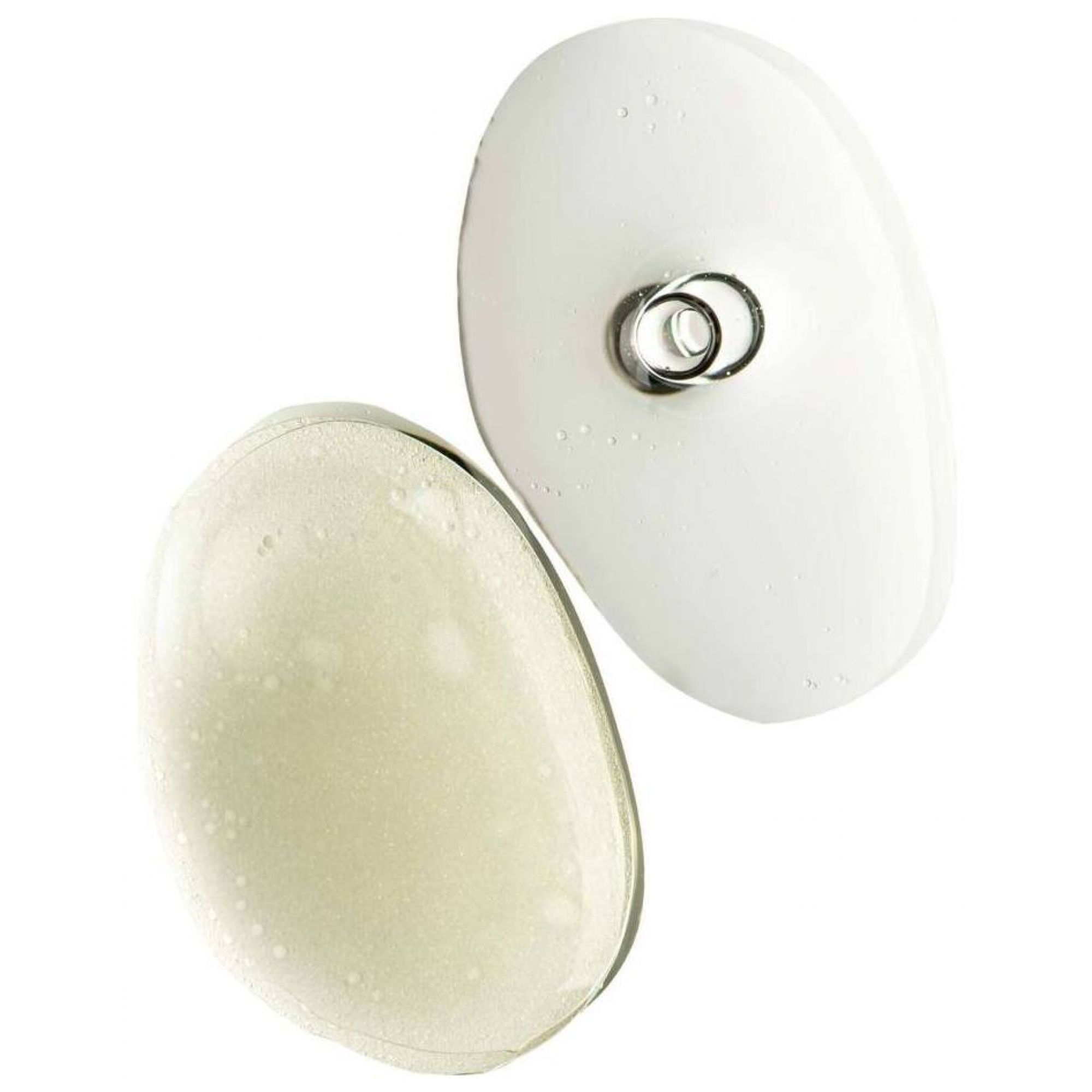 Twee ovale containers, één van glas met gele inhoud, de ander wit, met zilveren ringen.