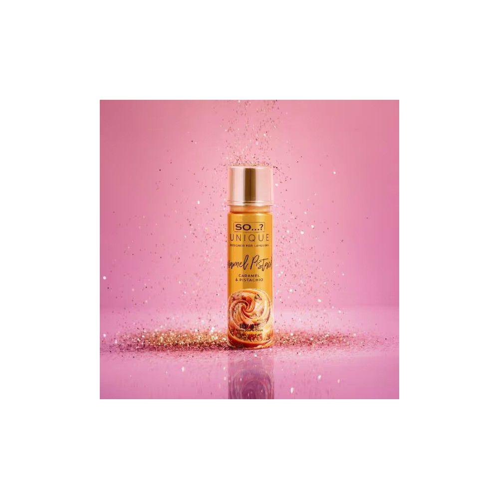 Lichaamsmistfles met gouden dop. Opschrift: So Unique, Caramel & Pistachio. Glitterdeeltjes omringen de fles.
