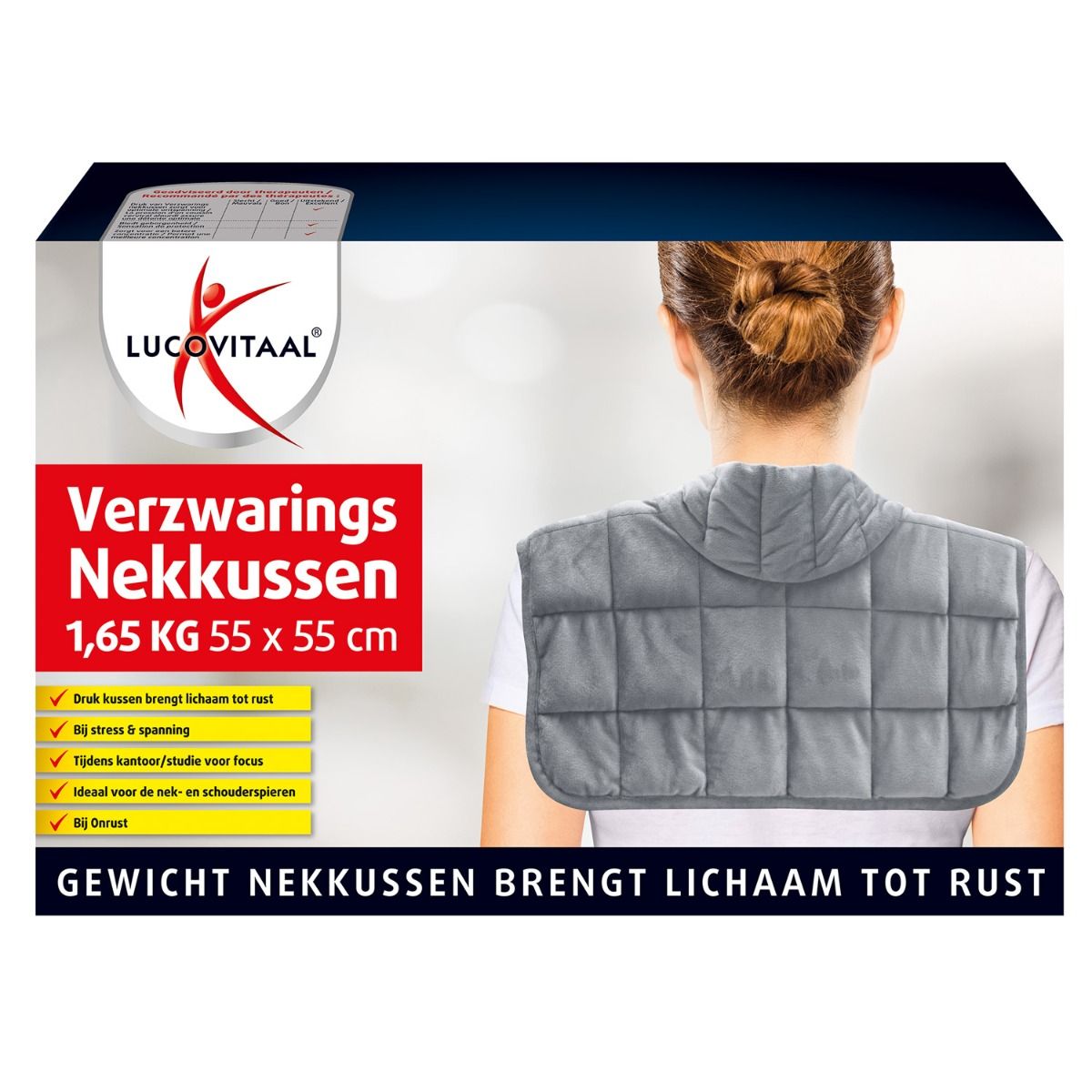 Grijs nekkussen op een persoon. Productnaam en specificaties op de verpakking: 1,65 kg, 55 x 55 cm. Merk: Lucovitaal.