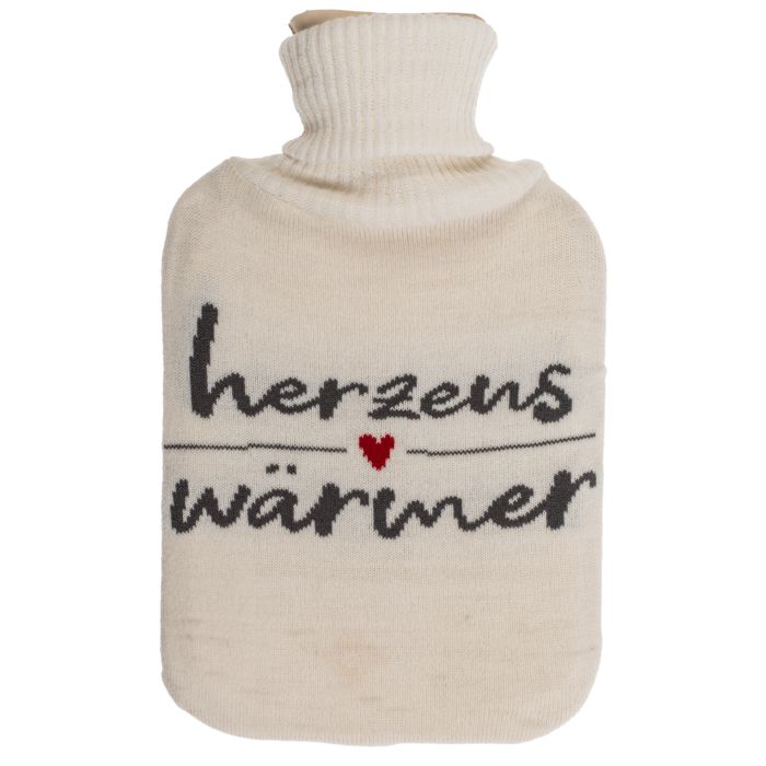 Crèmekleurige warmwaterkruik met gebreide hoes. Opschrift 'Herzenswärmer' in zwart met rood hart. Productaanzicht.