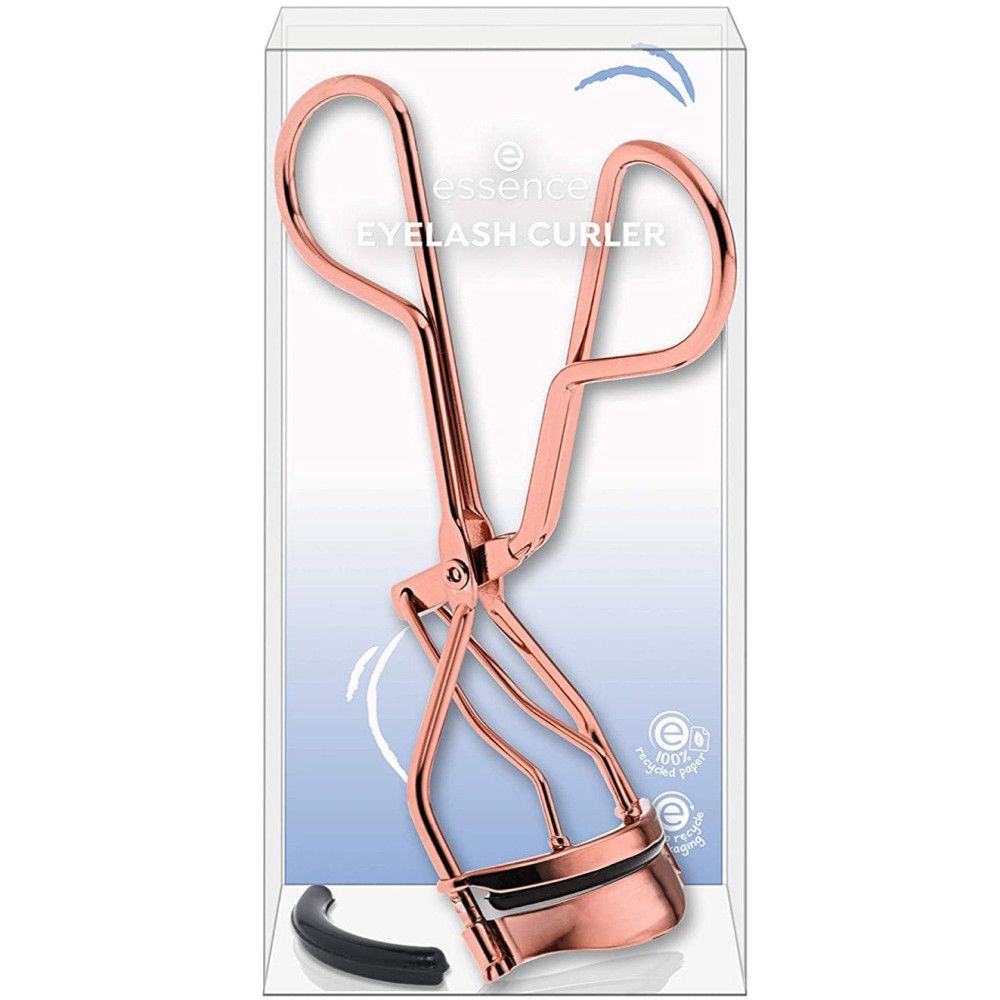 Wimperkruller in roségoud, in transparante verpakking. Merk: essence. Tekst: Eyelash Curler. Met reserve rubber en kwaliteitslabels.