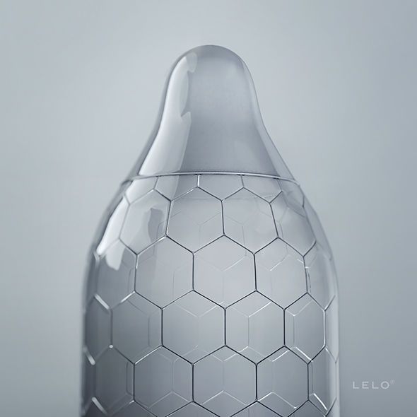 Gros plan sur le préservatif. Motif hexagonal. Logo LELO.