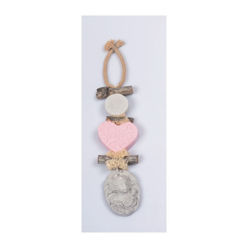 Savon en forme de tresse, cœur rose orné et médaillon gris. Suspendu par une corde. Détails floraux sur le cœur.