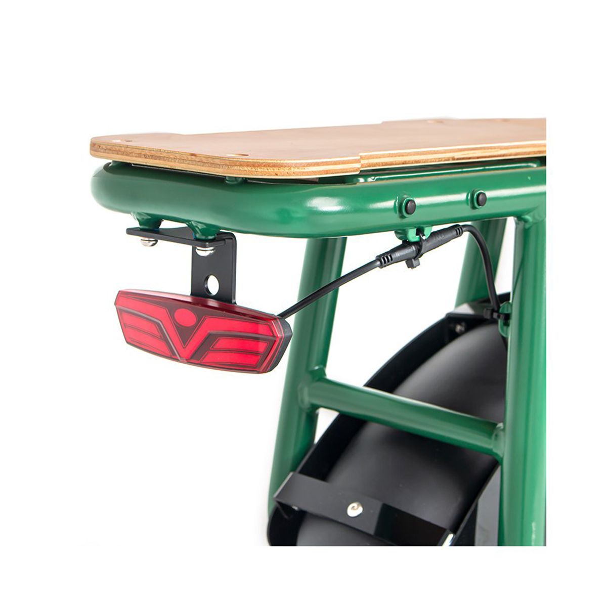 Achterlicht op groen fietsframe. Rood LED-licht, zwarte kabel.