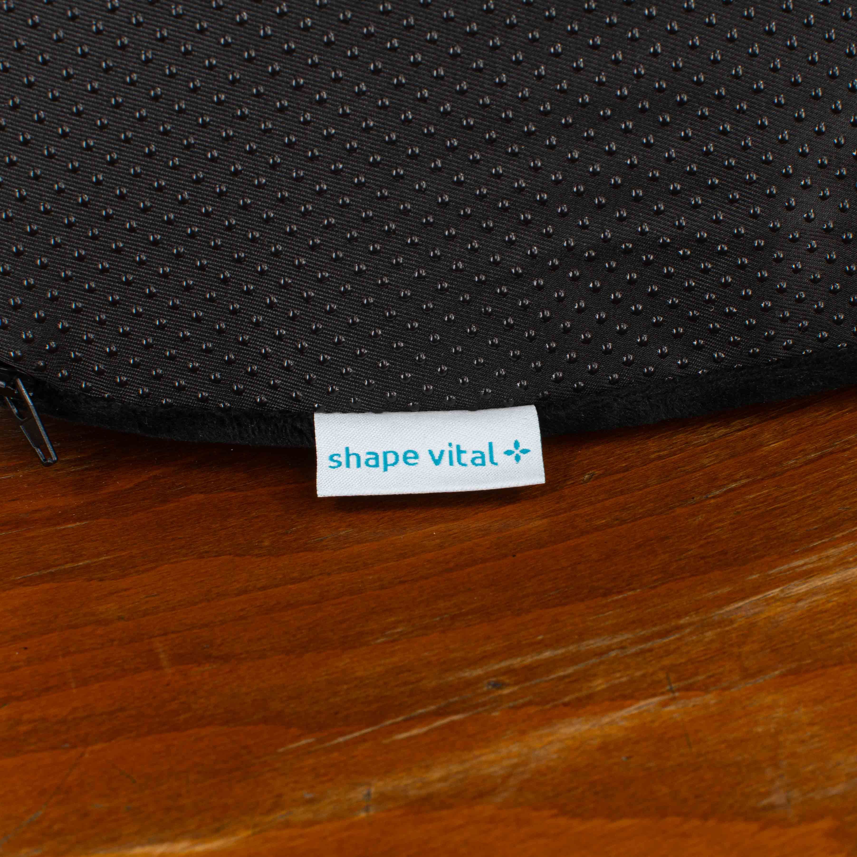 Gros plan du coussin de siège. Étiquette avec logo Shape Vital.