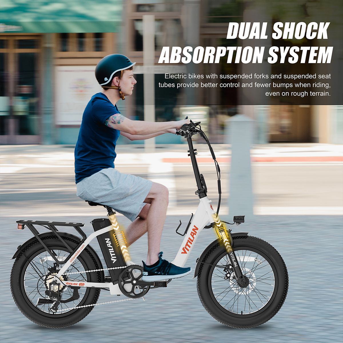 E-bike met dubbele schokabsorptie. Fietser op de fiets. Geel-witte fiets met bagagedrager. VITILAN-logo.