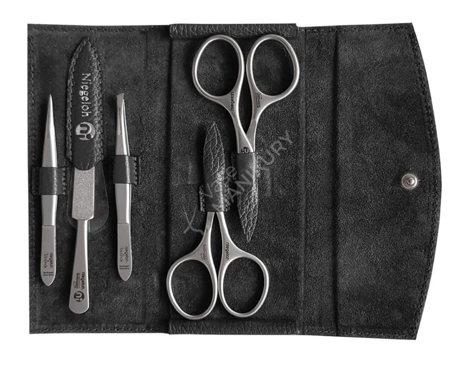 Étui en cuir noir avec set de manucure. Contient lime à ongles, pince à épiler et ciseaux. Marque Niegeloh.