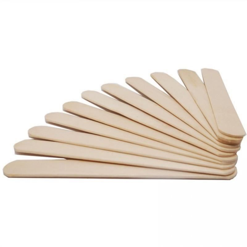 Tien houten spatels, in een waaierpatroon gerangschikt.