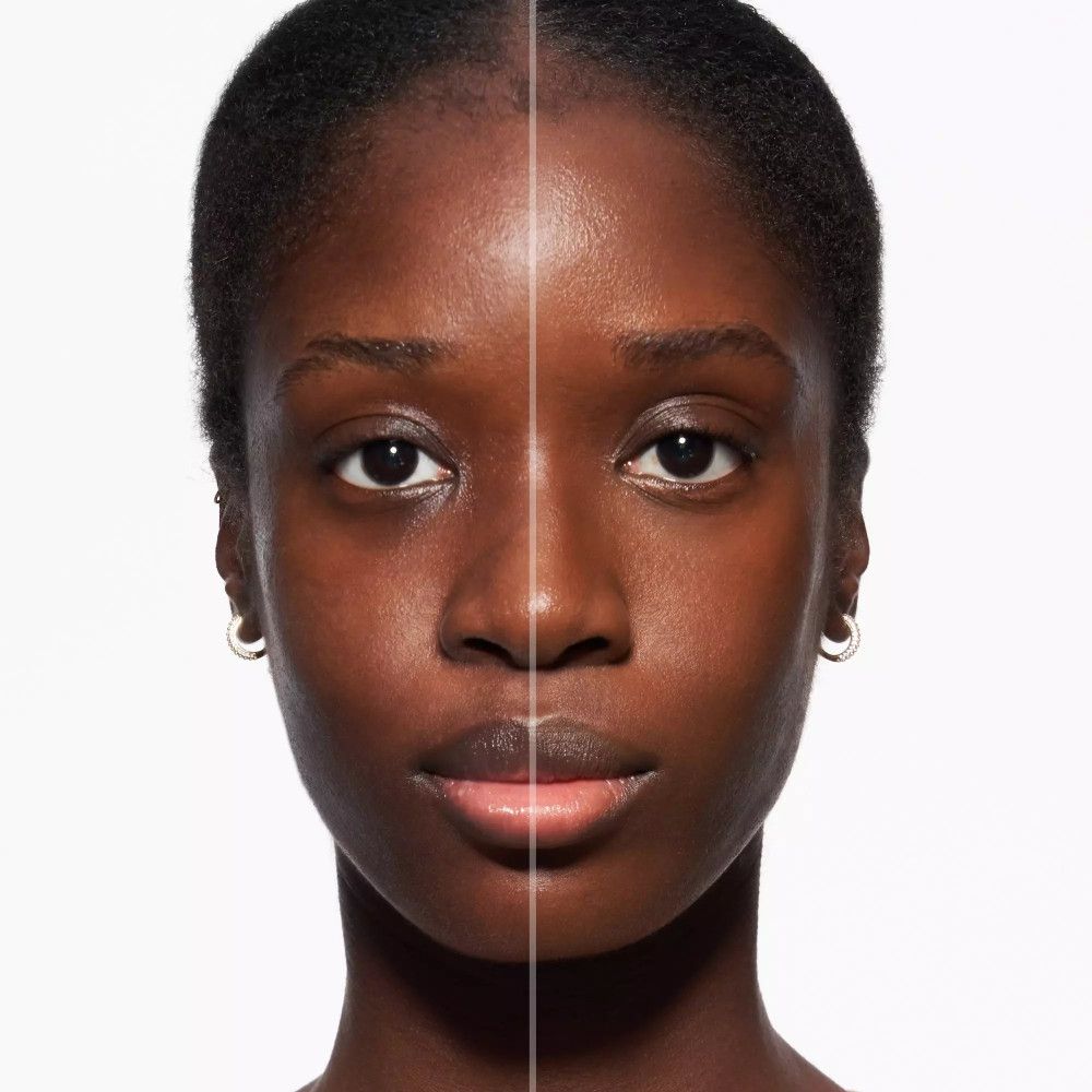 Visage d'une femme, non maquillé à gauche, maquillé à droite. Une ligne divise le visage.