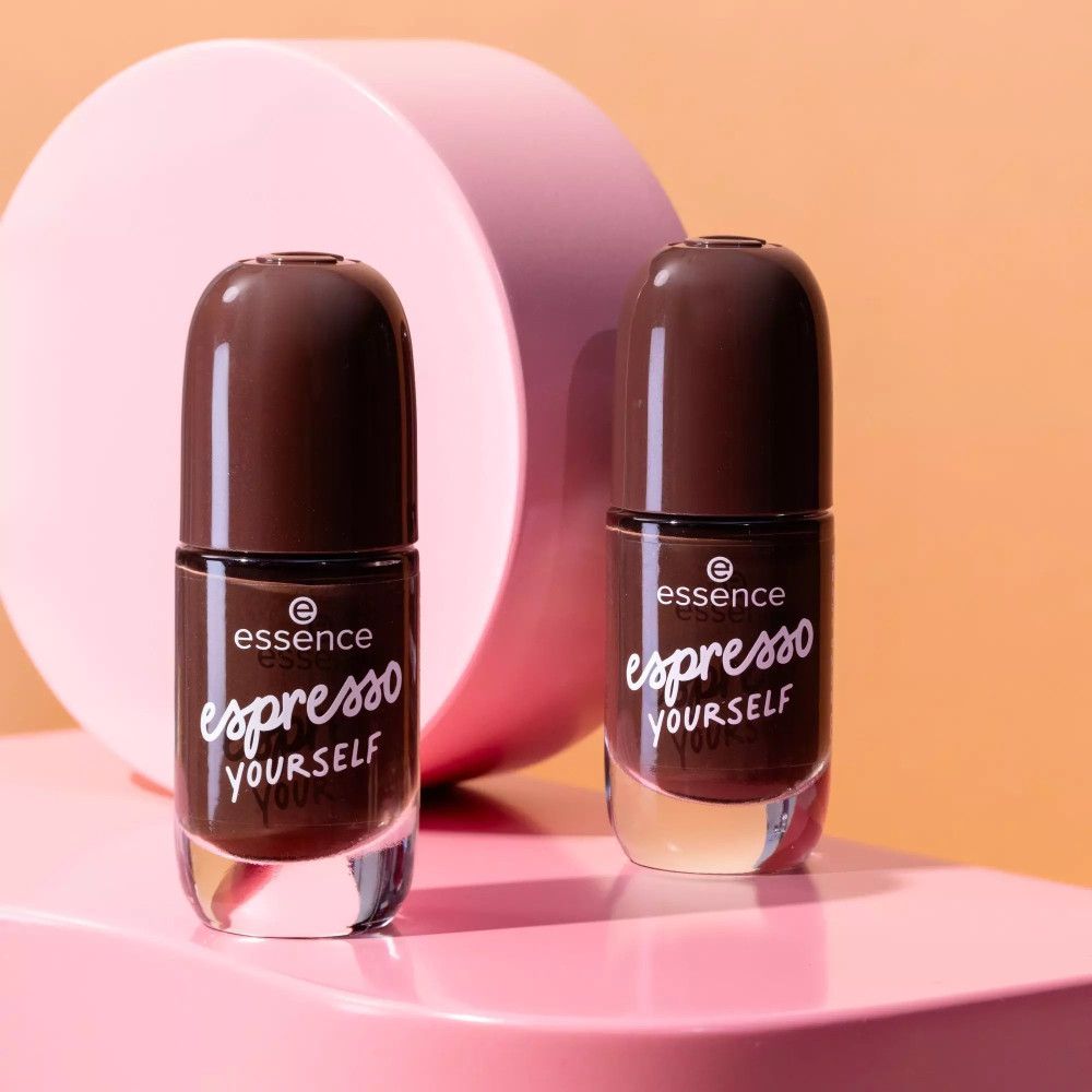 Deux flacons de vernis à ongles marron. Inscription : essence espresso yourself. Sur fond rose et orange.