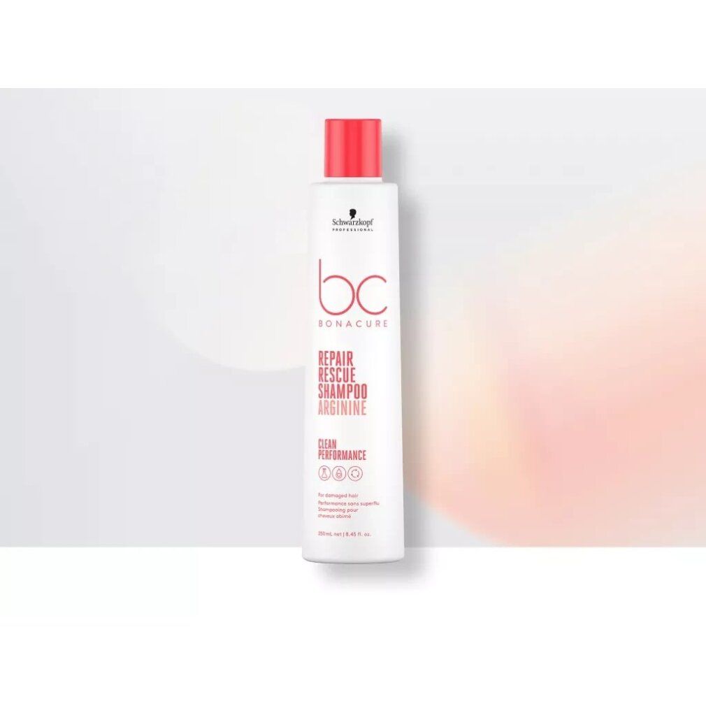 Witte shampoo met rode dop. Opschrift: BC Bonacure Repair Rescue Shampoo Arginine. Op lichte achtergrond.