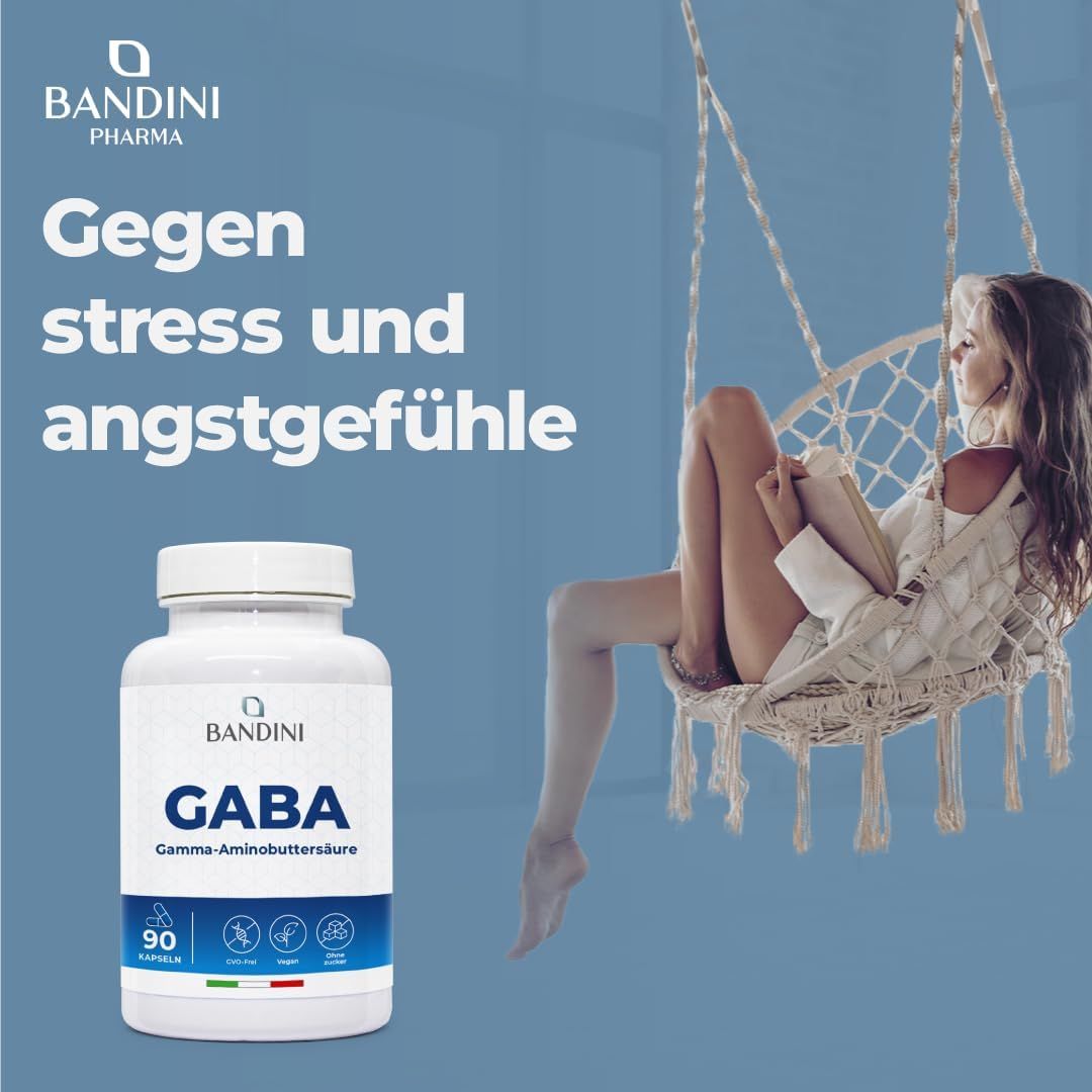 Witte fles GABA capsules. Opschrift: Bandini, GABA, 90 capsules. Vrouw in hangstoel leest boek.