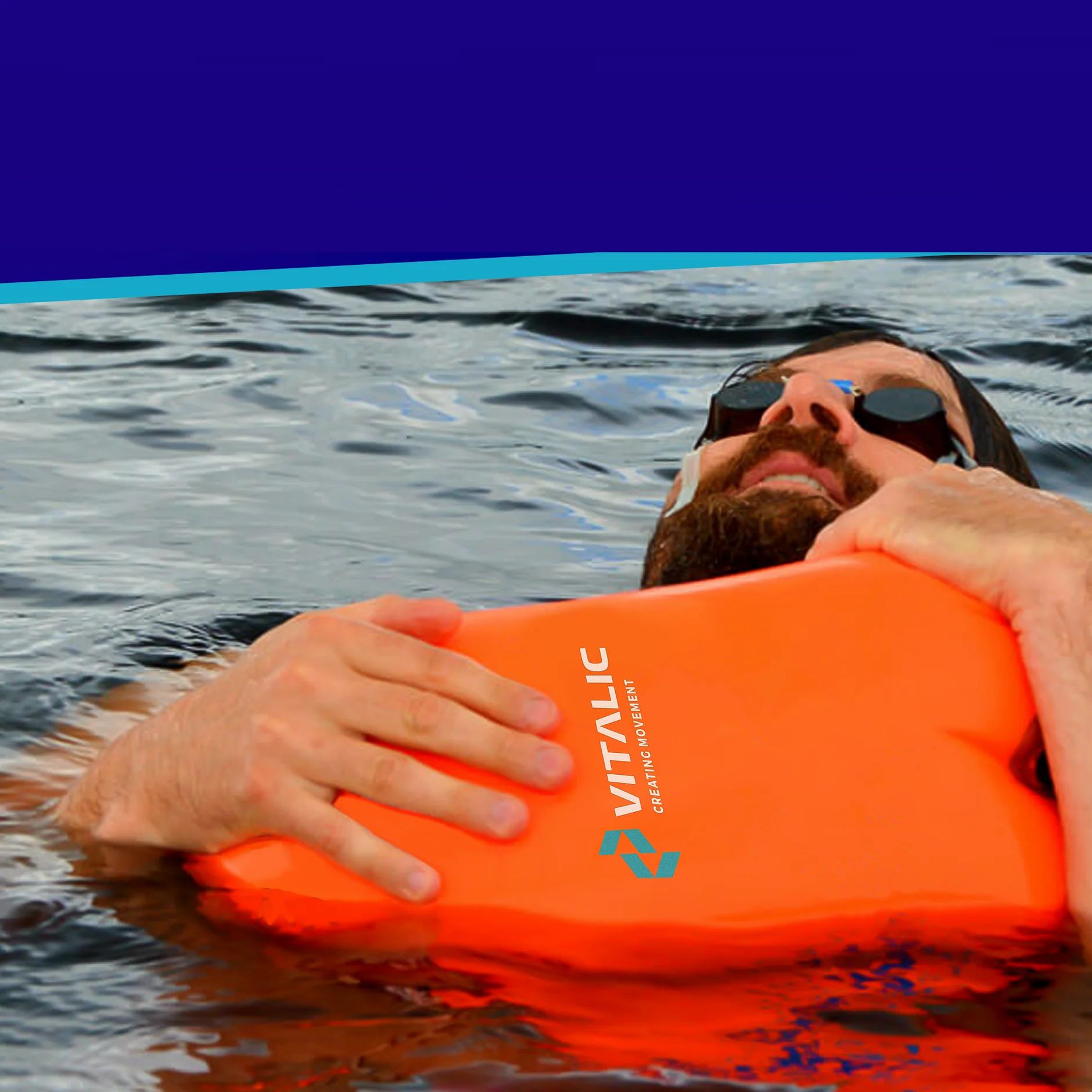 Homme dans l'eau tenant une bouée orange. Logo visible. Ciel bleu en arrière-plan.