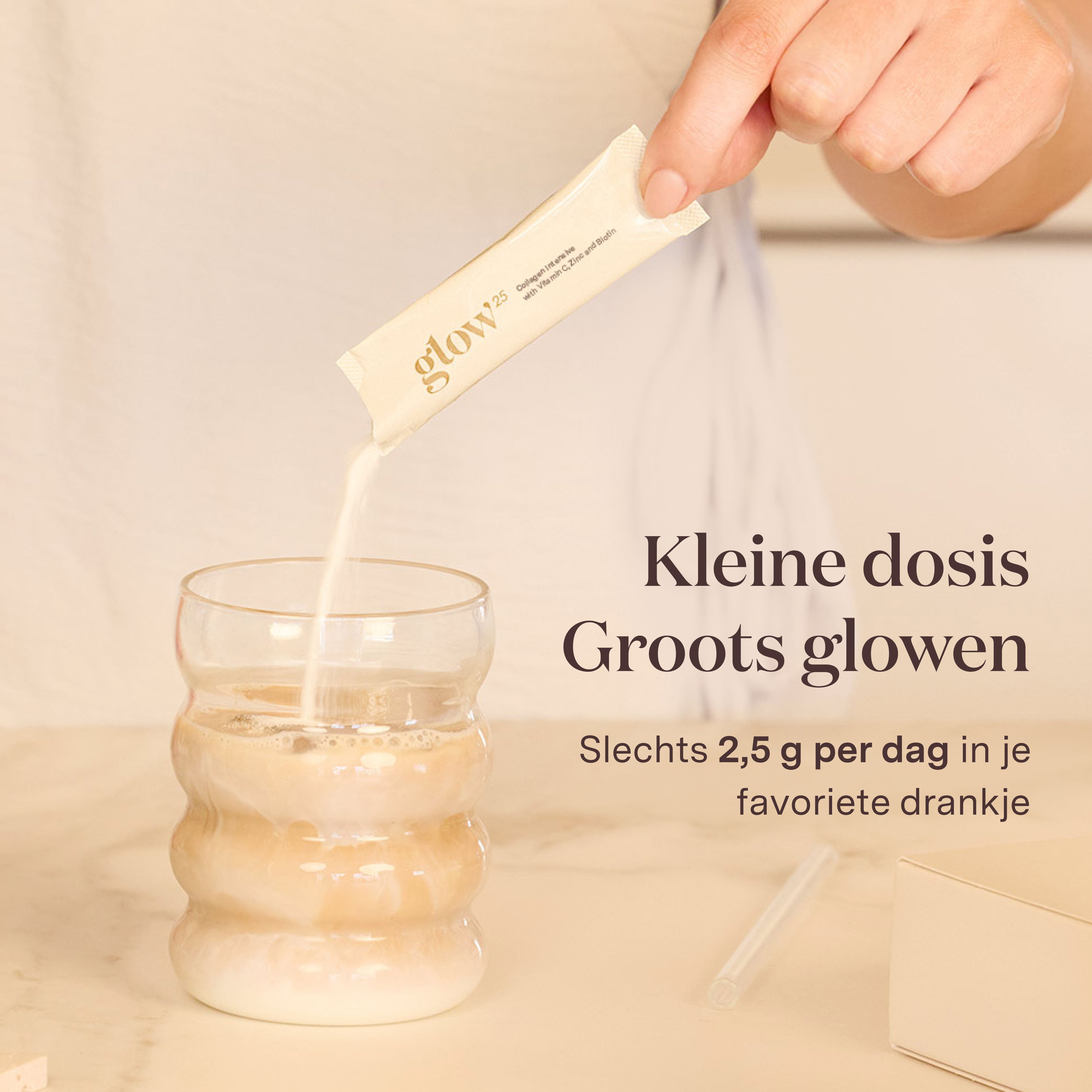 Glas met drank, een stick wordt leeggegoten. Tekst: Kleine dosis, grote glans.