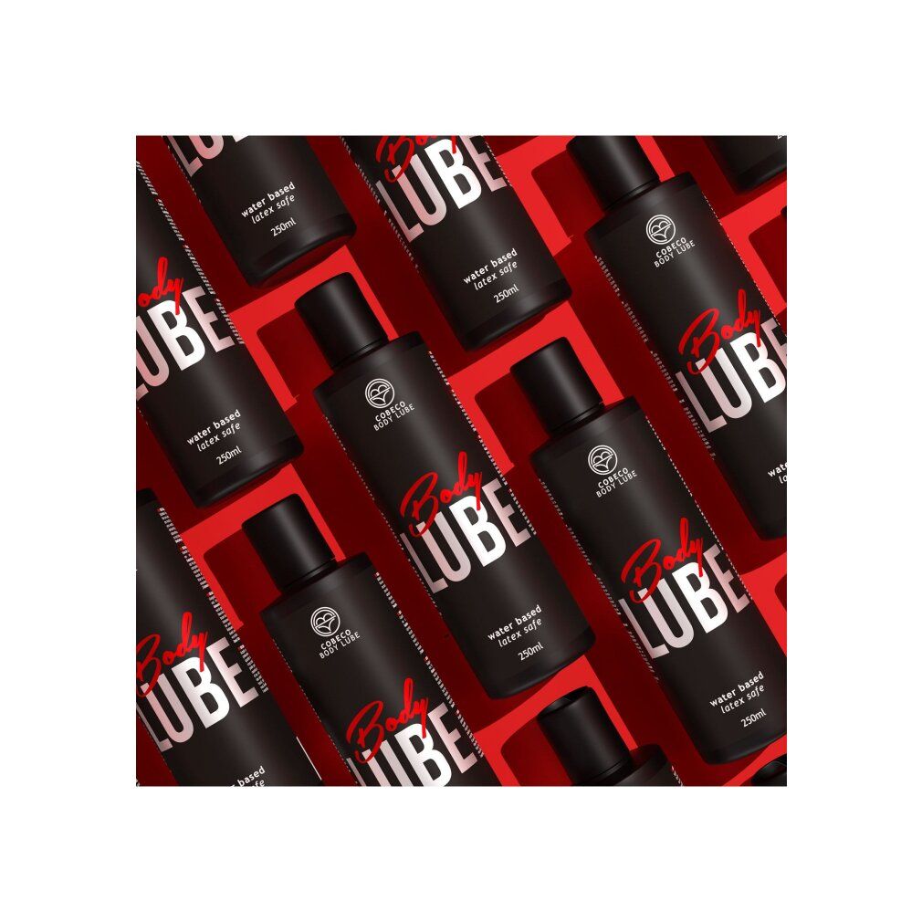 Meerdere zwarte flessen met Cobeco Bodylube opschrift, 250ml, op rode achtergrond.