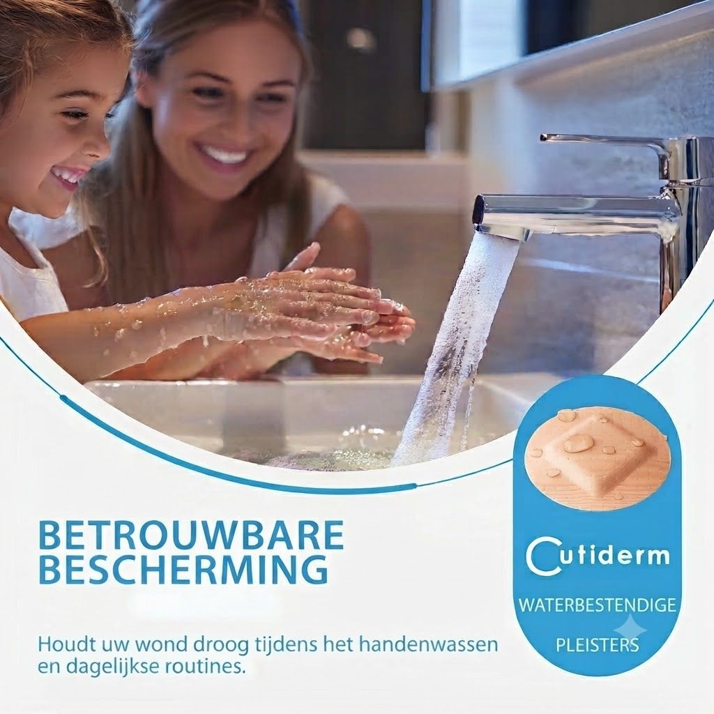 Cutiderm waterbestendige pleisters op een houten ondergrond met waterdruppels.