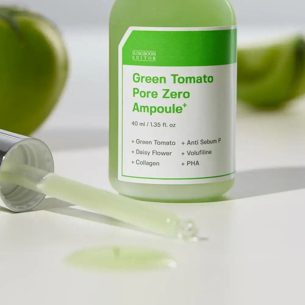 Groene fles met pipet en groene vloeistof. Opschrift: Green Tomato Pore Zero Ampoule+. Ingrediënten zichtbaar.