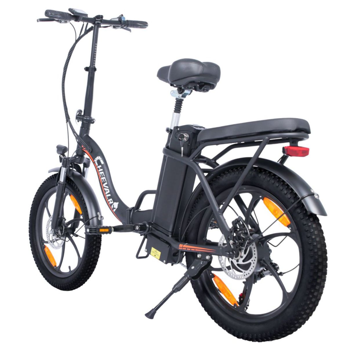 Zwarte elektrische fiets met bagagedrager, achterlicht en standaard. Banden en zadel zichtbaar.