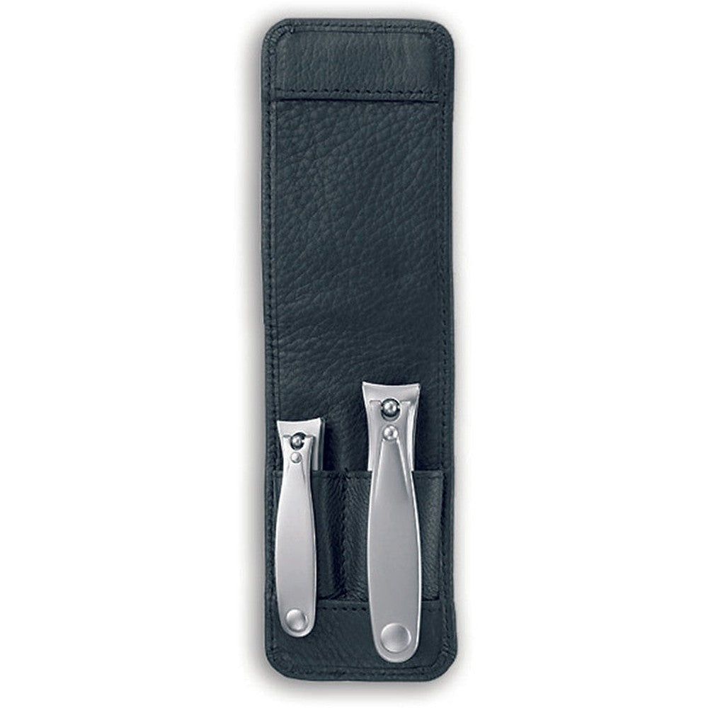 Étui en cuir noir contenant deux coupe-ongles en métal. Un petit et un grand coupe-ongles sont visibles.