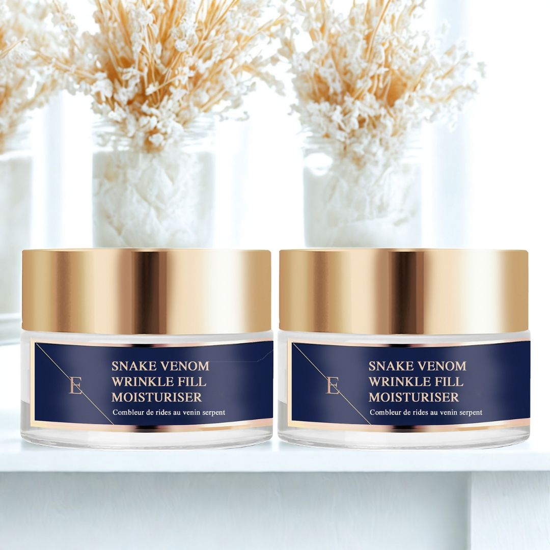Twee potten vochtinbrengende crème met gouden deksels. Opschrift: Snake Venom Wrinkle Fill Moisturiser.