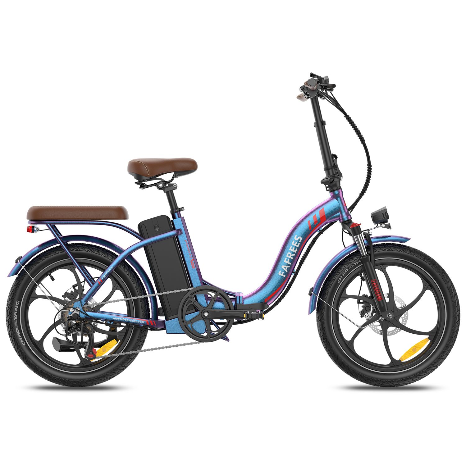 Opvouwbare e-bike, blauw-paars. Bruin zadel en bagagedrager. Zwarte banden en velgen. Merk FAFREES.