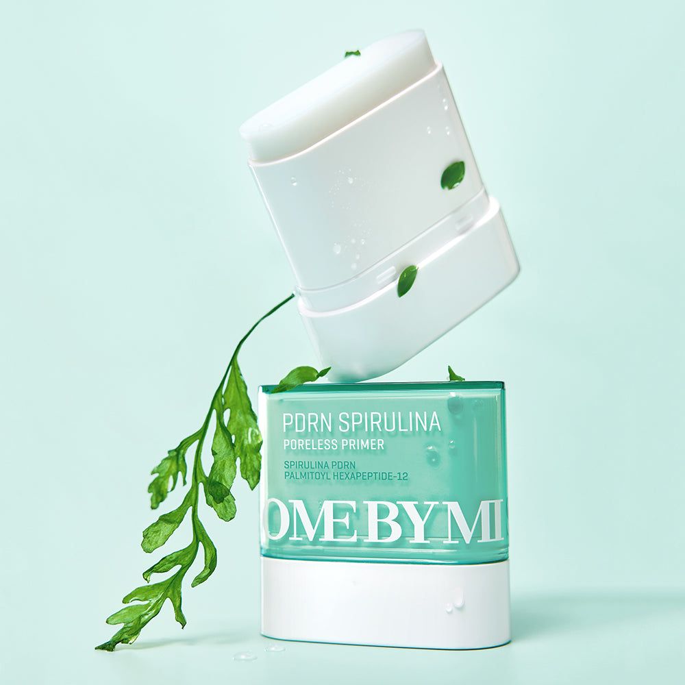 SOME BY MI PDRN Spirulina Poreless Primer, vert et blanc. Produit et couvercle séparés, décorés de feuilles vertes.