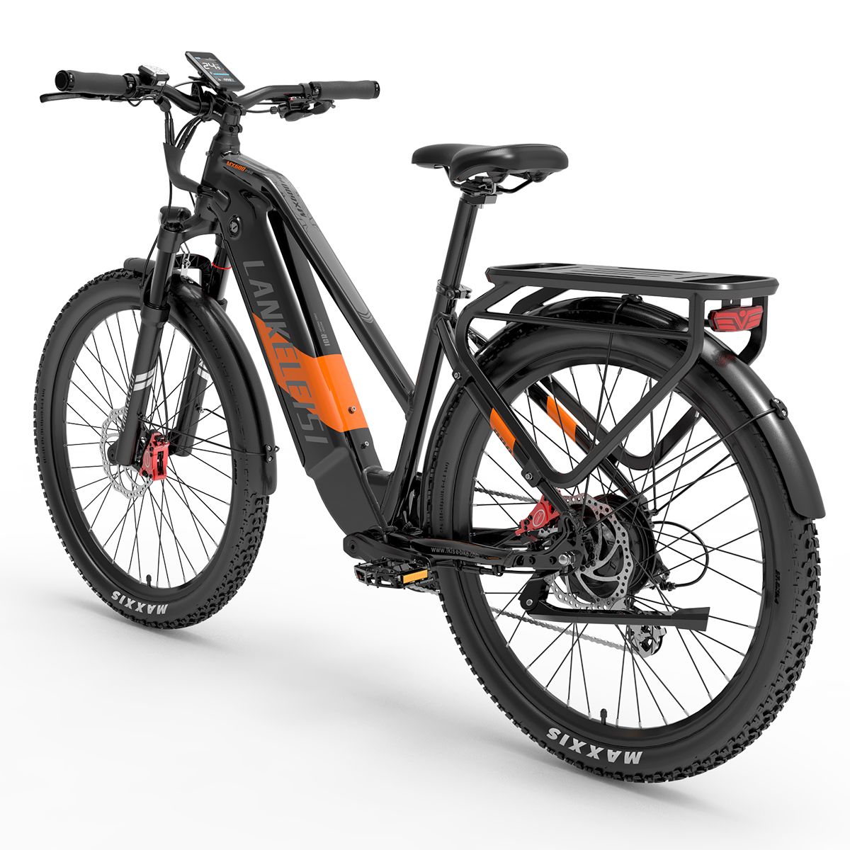Vélo électrique de trekking noir. Accents orange. Porte-bagages. Gros pneus. Guidon avec écran. Inscription "Lankeleisi".
