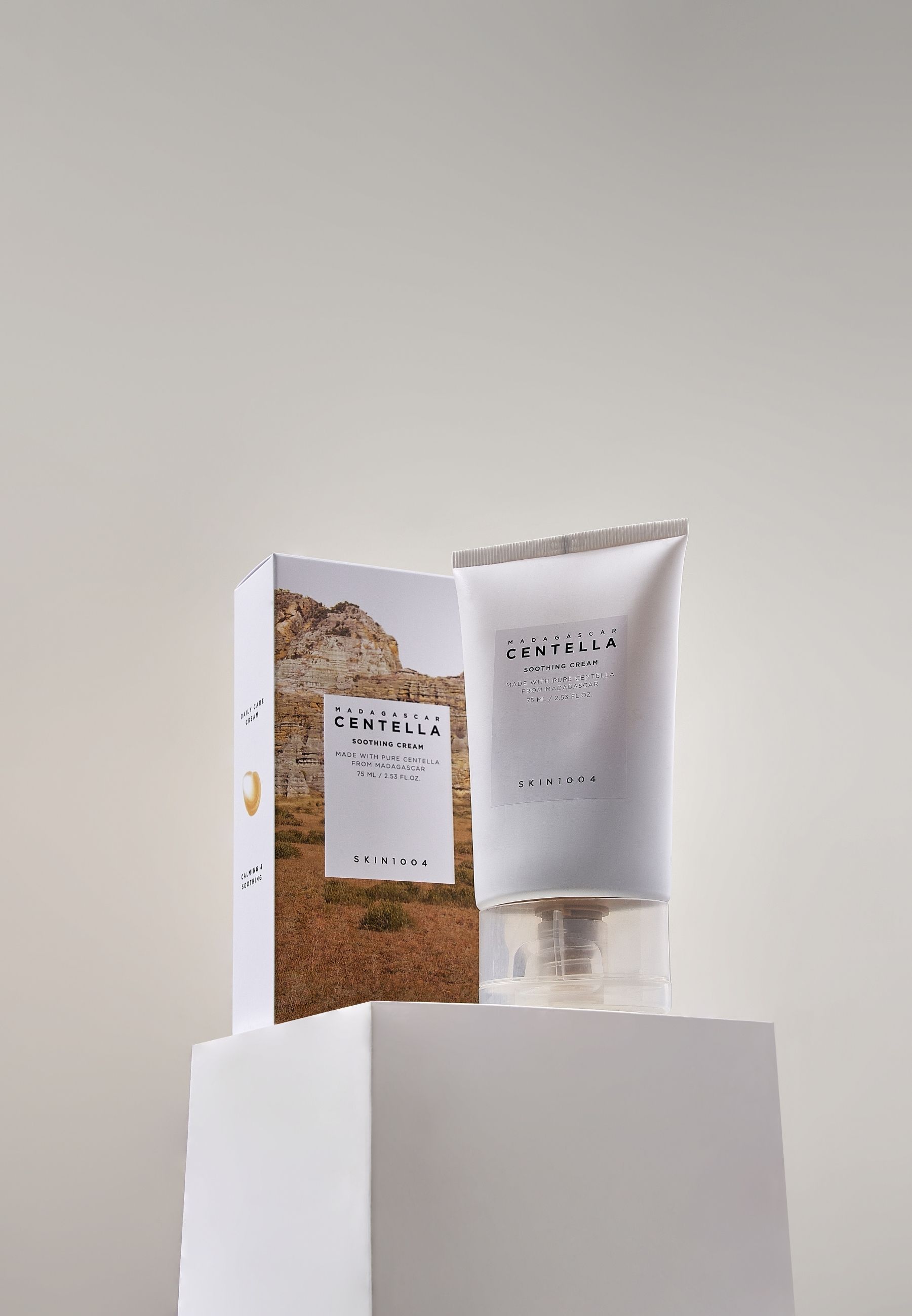 Product en verpakking op sokkel. Tube en doos. Tekst: MADAGASCAR CENTELLA, SKIN1004.