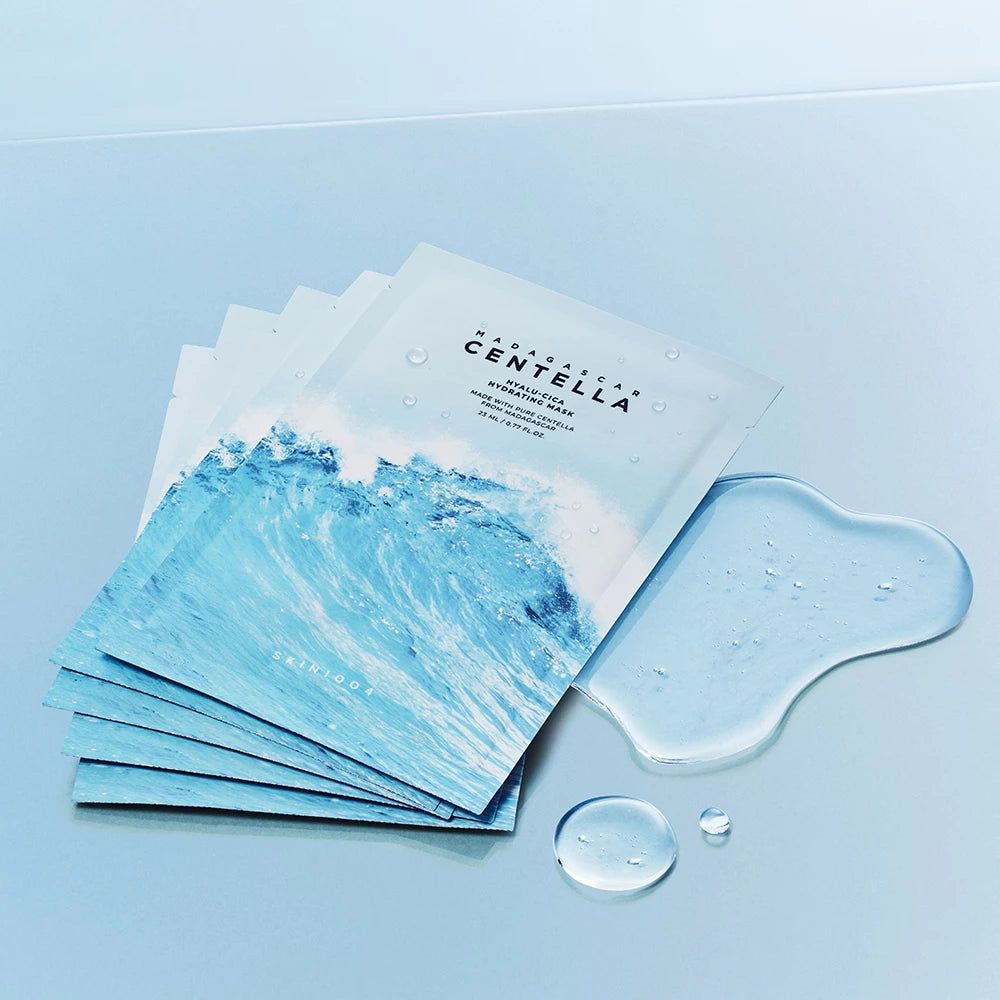 Cinq masques hydratants SKIN1004 Madagascar Centella Hyalu-Cica et une goutte de liquide.