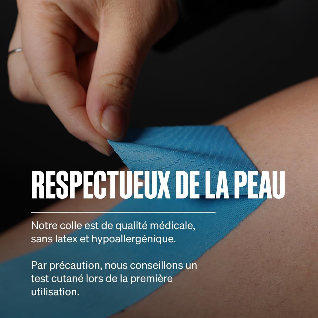 Bande de kinésiologie bleue appliquée sur la peau. Adhésif hypoallergénique, testé médicalement.
