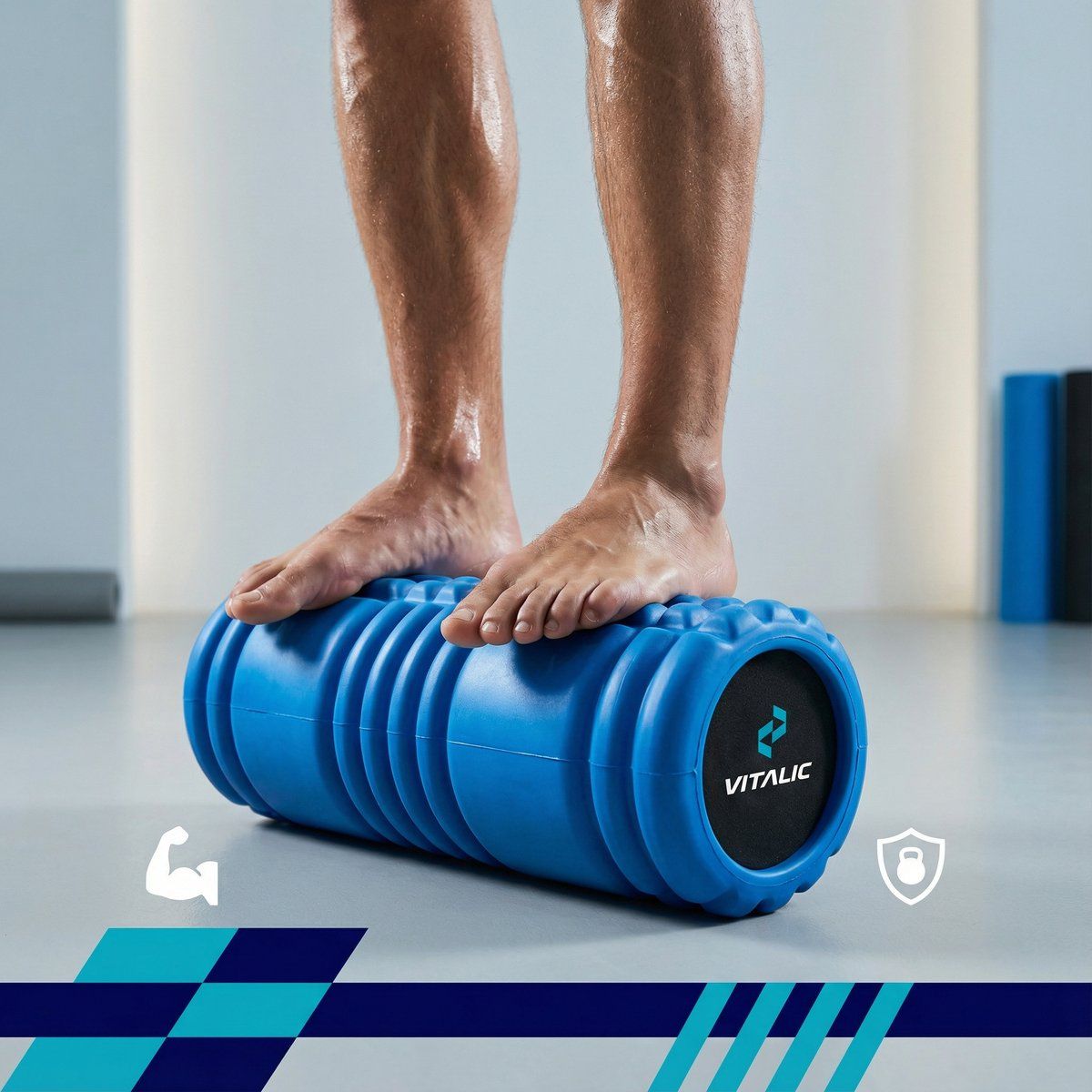 Blauwe fascia roller met geribbeld patroon en VITALIC logo, met voeten erop.