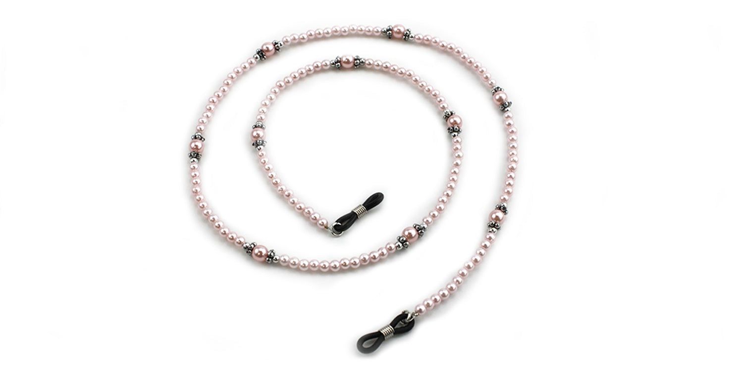 Brillenketting met roze parels en zwarte uiteinden, in spiraalvorm.