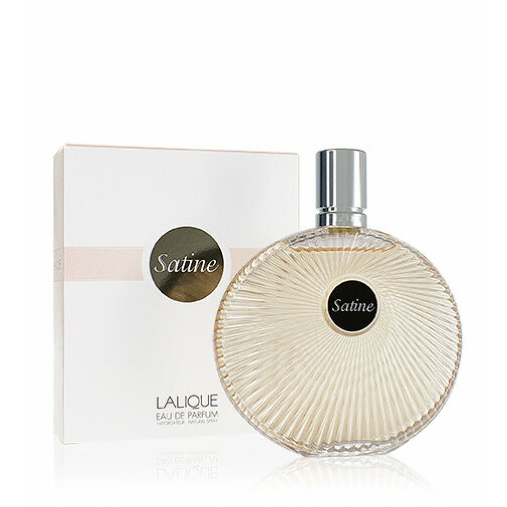 Flacon de parfum et emballage. Flacon rond, cannelé, avec étiquette noire "Satine". Emballage blanc avec bande rose et texte.