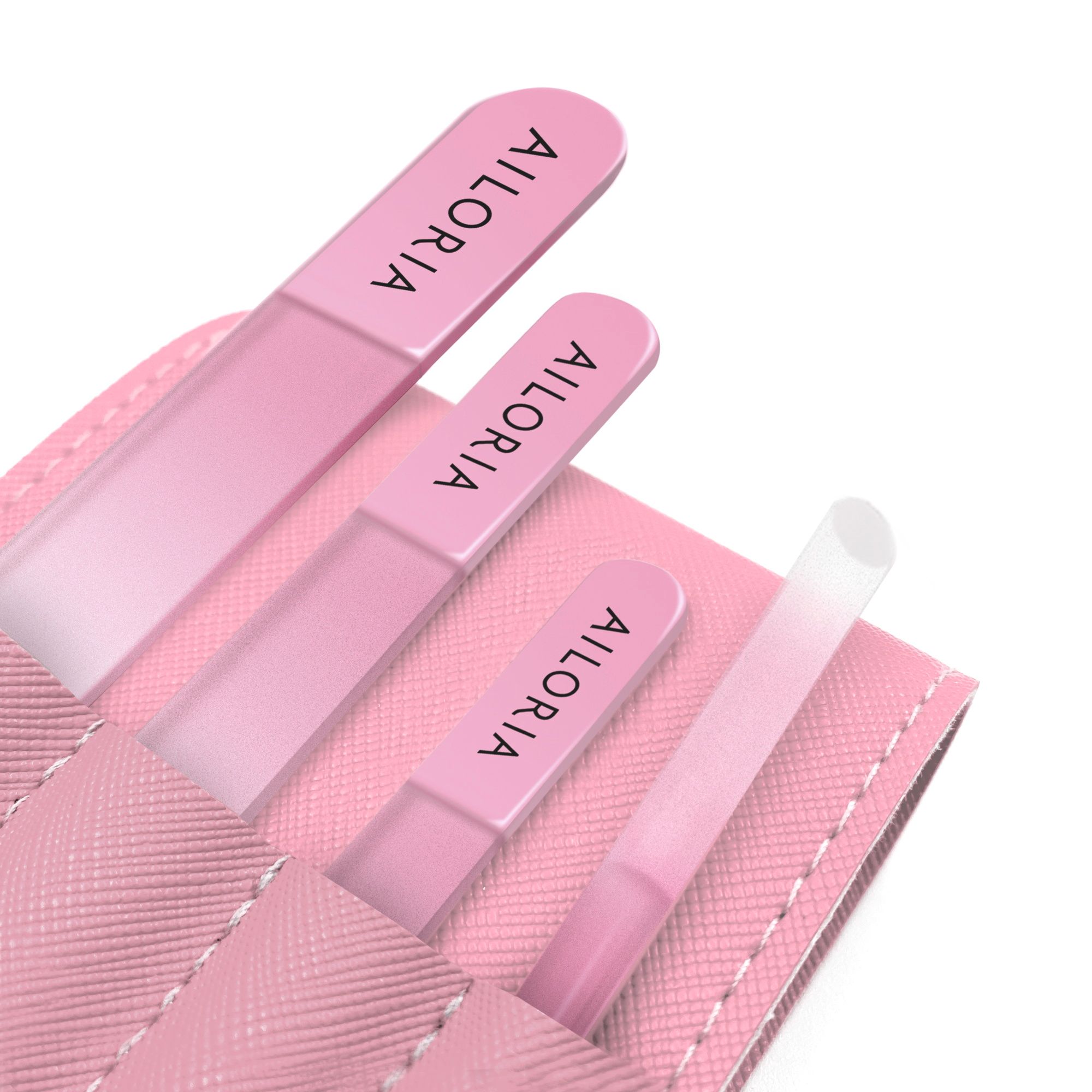 Close-up van drie glazen nagelvijlen in een roze etui. De merknaam is duidelijk zichtbaar op elke vijl.