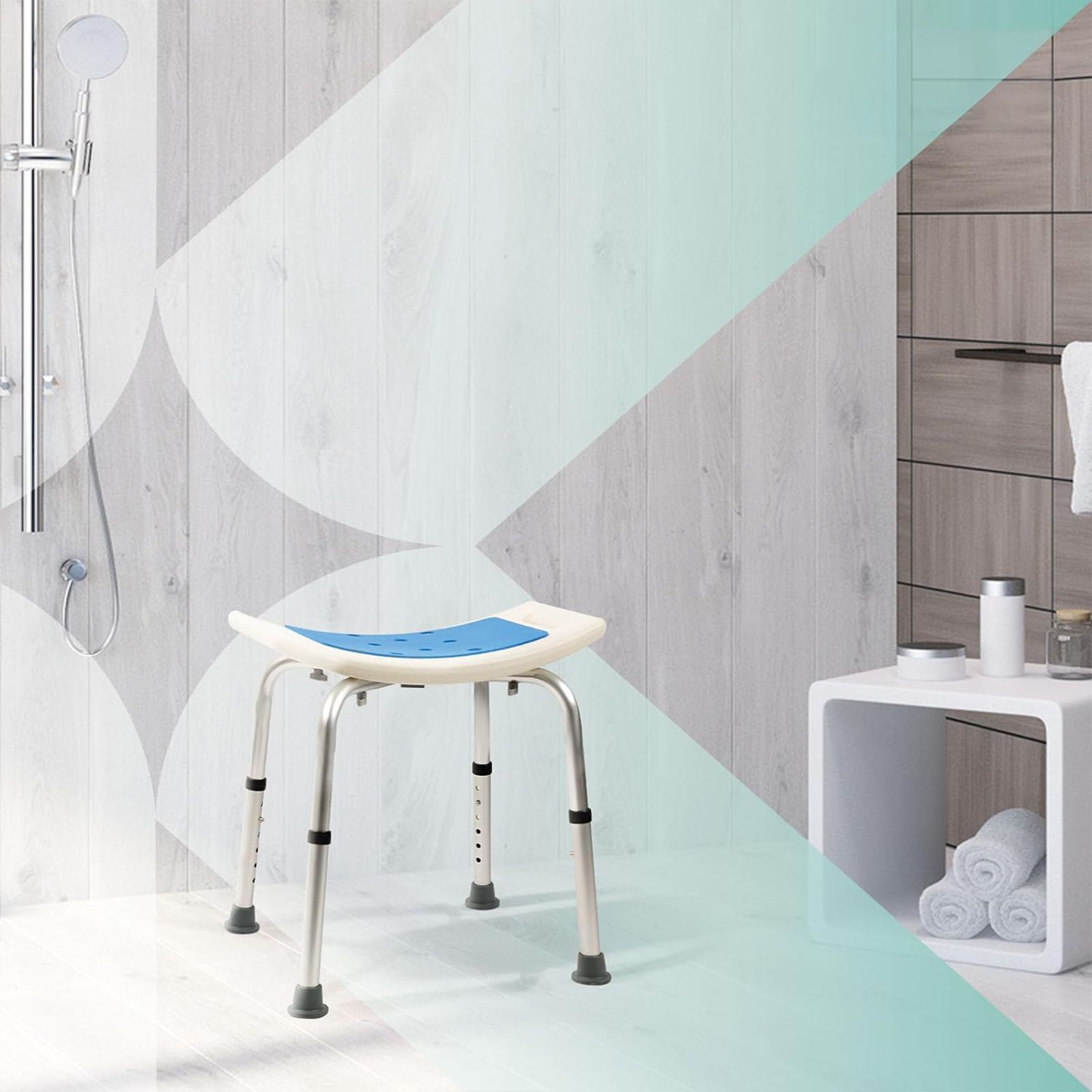 Tabouret de douche dans une salle de bain. Cadre blanc, assise bleue. Logo KARAT visible.