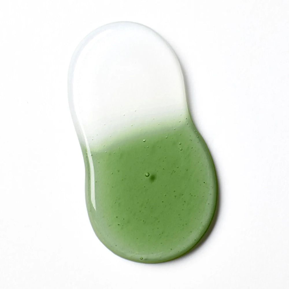 Goutte d'huile nettoyante avec un dégradé de clair à vert, sur fond blanc.