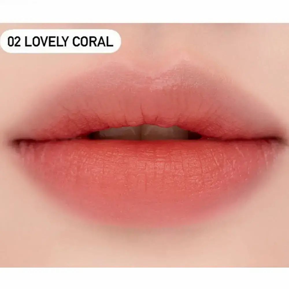 Close-up van lippen opgemaakt met de tint 02 Lovely Coral.