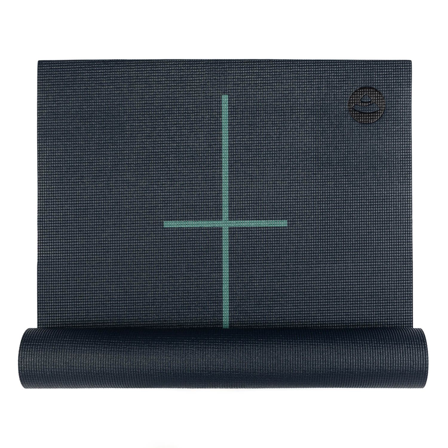 Opgerolde donkerblauwe yogamat met uitlijningslijnen. Logo rechtsboven. Op witte achtergrond.