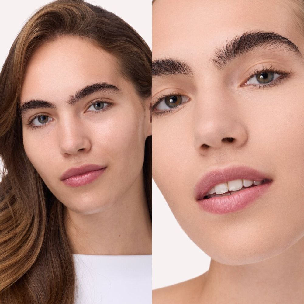 Image en deux parties. À gauche : femme avec visage non maquillé. À droite : femme avec visage maquillé, probablement avec de la poudre.