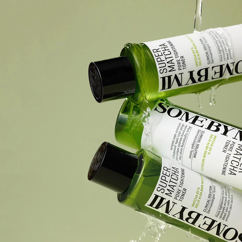 Drie groene flessen SOME BY MI Super Matcha Toner, besproeid met water. Zwarte dop, witte tekst.