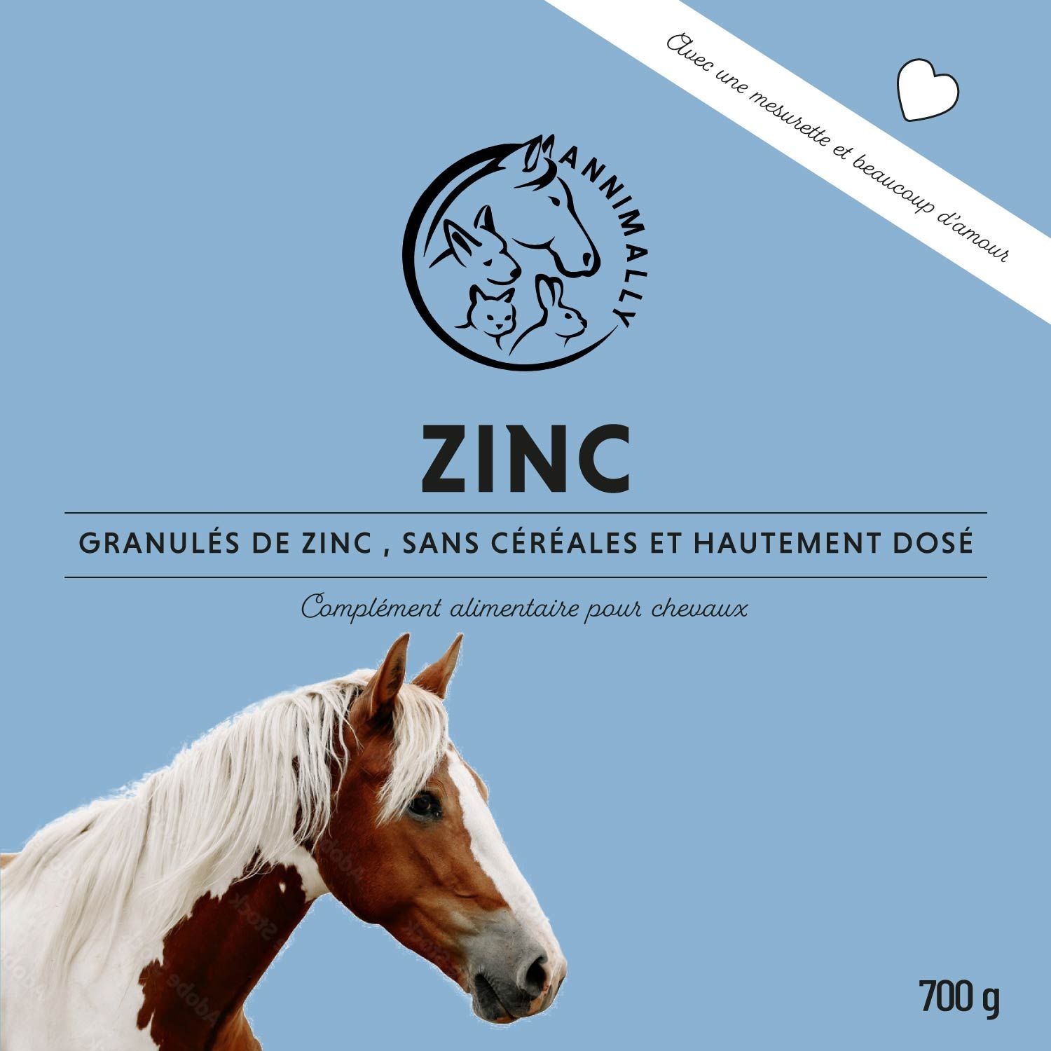 Deux chevaux dans un champ. Texte: Le zinc est un oligo-élément indispensable pour les chevaux.